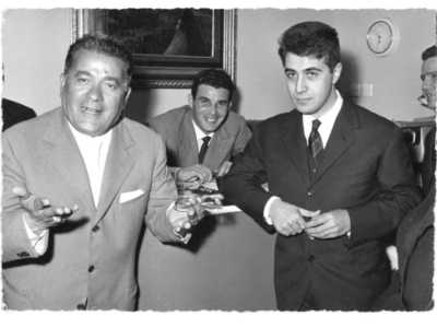 Il Transatlantico accolse persino Domenico Modugno, oltre Tony Dallara, Walter Chiari e Fausto Cigliano (in foto a destra, a sinistra Don Pasquale Angelillo) 